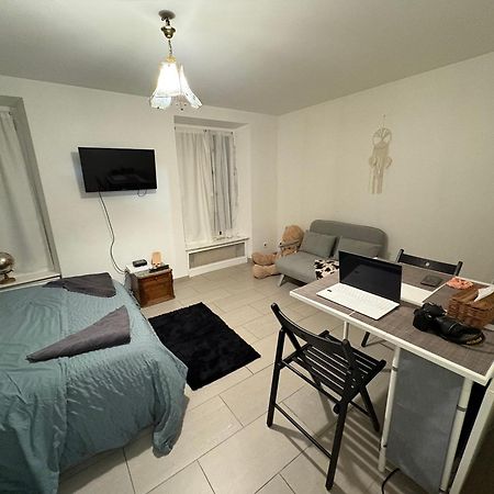 Appartement- Studio Avec Terrasse Gagny エクステリア 写真